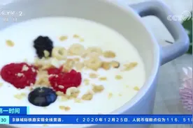【#饭后喝酸奶真能促进消化吗# #专家称吃太饱喝酸奶或增肥#