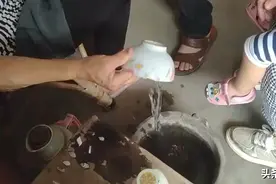 农村老太用瓦片挑疳积手法一流，远近闻名，如果不是抓拍很难见到视频封面