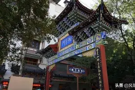 西安湘子门里的酒吧街，每天都有情侣大片出现图片