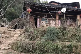 四川农村，房子旁边全是墓地，晚上睡觉与坟墓面对面这样敢住吗？视频封面