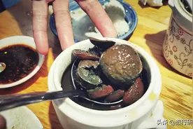 大连这家店有点意思！服务员喂你吃饭视频封面