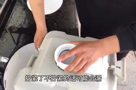 房车生活有公共厕所，为什么还要用房车马桶，便携式马桶怎么使用视频封面