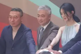 赵丽颖现身活动现场，腹肌和手臂上的肌肉十分惹眼。图片