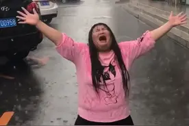 女人因胖 跪哭在地上视频封面