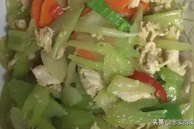 西芹炒鸡胸肉：清香爽口图片