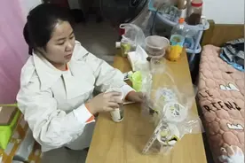 美女下班给小马哥买了一大杯奶茶回来，感觉满满的爱意，太幸福了视频封面