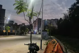 流浪广西，被小女孩一句话整破防了，她问妈妈这个人没有家吗？视频封面