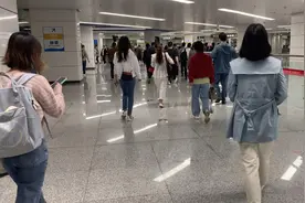 成都地铁🚇：地铁🚇4⃣️号线转9⃣️号，上班高峰期好挤哦。视频封面