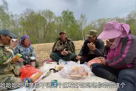 几家人聚在一起干农活，中午在地头开心的吃着饭，真实的农村生活视频封面