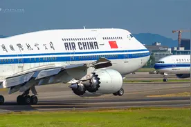 国航最大的飞机波音747-8型起飞 目前是世界最长的现役客机视频封面