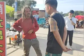流浪街头的老师，刘彦宏家里人来接他了。视频封面
