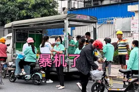 摆摊拿对货很重要。粉蕉10元4斤半个小时搞一千块钱只能看着她卖