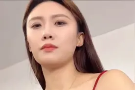 美女老板这是发生了什么？我怎么跑到桌子底下去了呢？视频封面