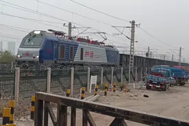 37008次货运列车接近天津动车客车段，尾部加挂回送两节客车车底视频封面