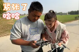 农村邻居小妹5000元买无人机，现场简单教学，紧张的大哥不会了！视频封面
