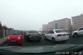 乌鲁木齐小地窝堡立交桥上惊魂一刻！视频封面