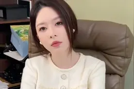 小伙摸了女同事的手，美女老板吃醋了，这下小伙要加班到天亮了视频封面