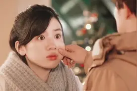 拜托～表面冷冰冰，其实一碰到女主就脸红的男生也可爱了吧～视频封面