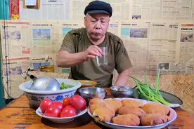 东北农村石头大房子里，60岁光棍老头晚饭吃的啥，看着就流口水视频封面