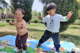 两岁萌娃听到音乐就跳舞，小屁股扭个不停，真的太可爱了视频封面