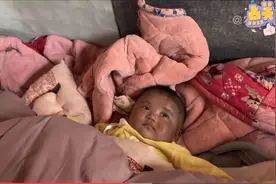 妮娃和侄女把孩子逗的咯咯笑！就是孩子眼睛一瞟一瞟的要警惕！视频封面