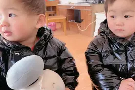 两岁双胞胎宝宝大早上就打架，姐姐脸上被打流血，太不让人省心了视频封面