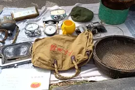 抚顺古玩市场老军装旧军帽，为人民服务旅行兜卖50，满满时代感视频封面