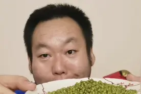 想煮绿豆沙结果搞成绿豆粥，糖尿病人老王吃一碗，升糖会很高吗？视频封面