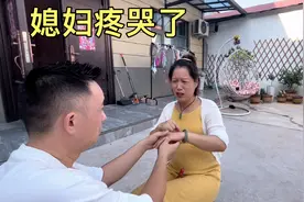 媳妇快生了，想把手镯取掉，侯哥硬拽把媳妇疼哭了，这下麻烦大了视频封面