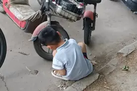 小小年纪就要放人家自行车气！该收拾了！视频封面