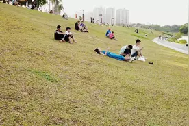 南宁邕江，这场景每天聚集好多人看钓鱼，这一段罗非鱼上钩平凡视频封面