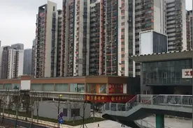 这就是武汉市青山区红钢城，以前是最红火的地方。地铁已经通了。视频封面