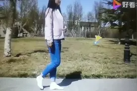 人有各种各样的爱好不一样感觉美女穿袜在地上走也是一种美的享受视频封面