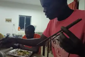 非洲员工这样吃火锅，用公筷夹到自己的碗里吃。视频封面
