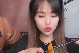 今天来个三文鱼刺身，沾着芥末拌酱油，超级上头特别嗨！视频封面