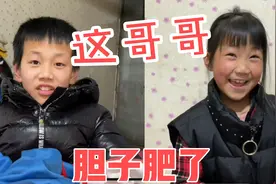 这兄妹俩真有趣，妹妹天真无邪玩花样，哥哥解压失败，反而笑哈哈视频封面