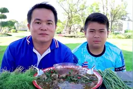 泰国嗯哼哥和儿子吃秘制鸡肉块视频封面