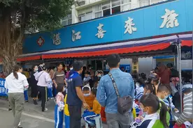 今天小学组织小学生打新冠疫苗第一针，需家长陪同，去看看吧！视频封面