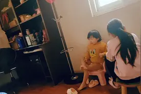 你们看这小孩还翘着二郎腿吃瓜子呢。真像小大人呀。视频封面