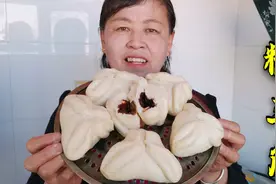 山西老妈教你做糖三角，红糖馅特别适合女人吃，松软香甜太好吃了视频封面