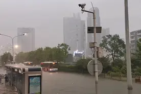 武汉瞬间倾盆大雨，分分钟看海，雨太猛了