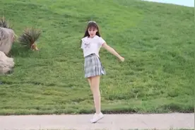 小清新JK服饰甜美女孩在草坪附近跳舞视频封面