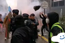 法国警察VS人民，视频后面打起来了视频封面