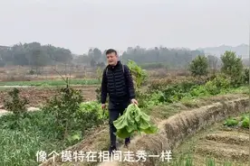 胖子像个模特一样在乡间走秀，感受田园的风光！视频封面
