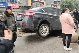 早上送娃，学校门口围满了人，看看怎么回事?视频封面