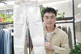 休闲米白色牛仔裤搭配小白鞋，白T恤，春天出行清爽，减龄视频封面