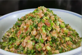 调韭菜猪肉饺子馅绝招，教你饺子馆不外传的秘诀，鲜嫩多汁不腥柴视频封面