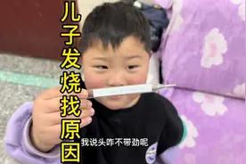 儿子半夜睡着抱给奶奶睡，儿子察觉不对向爸爸询问，爸爸死活不认视频封面