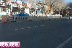 农民自己种的蔬菜想卖点钱贴补家用，可城管局不让在路边摆摊卖啊视频封面