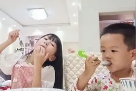 弟弟穿姐姐的睡衣，搞笑！晚饭时间，聊聊奥运精神和女儿未来学习视频封面